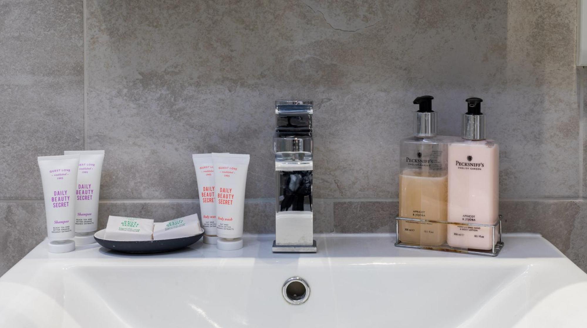 런던 Casa Italia Near Kings Road In Chelsea With Wifi & Washing Machine 아파트 외부 사진